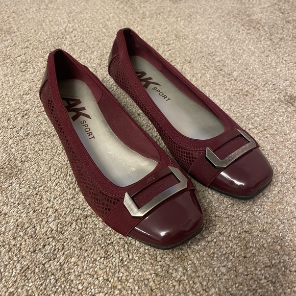 Anne Klein Shoes - Women's AK Sport Burgundy Flats Size 8.5 M Like New Comfy